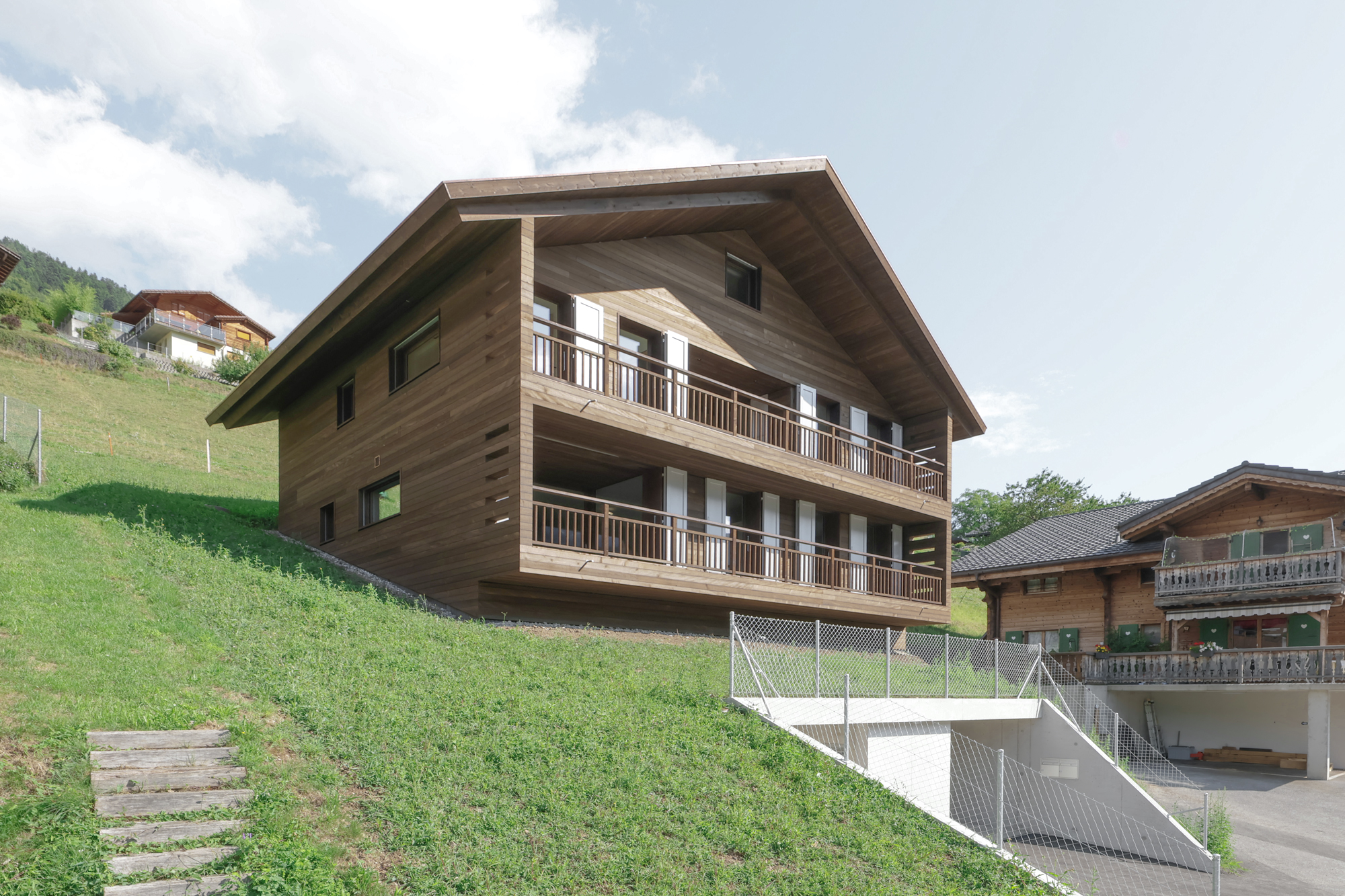 Chalet en bois et béton achevé en montagne